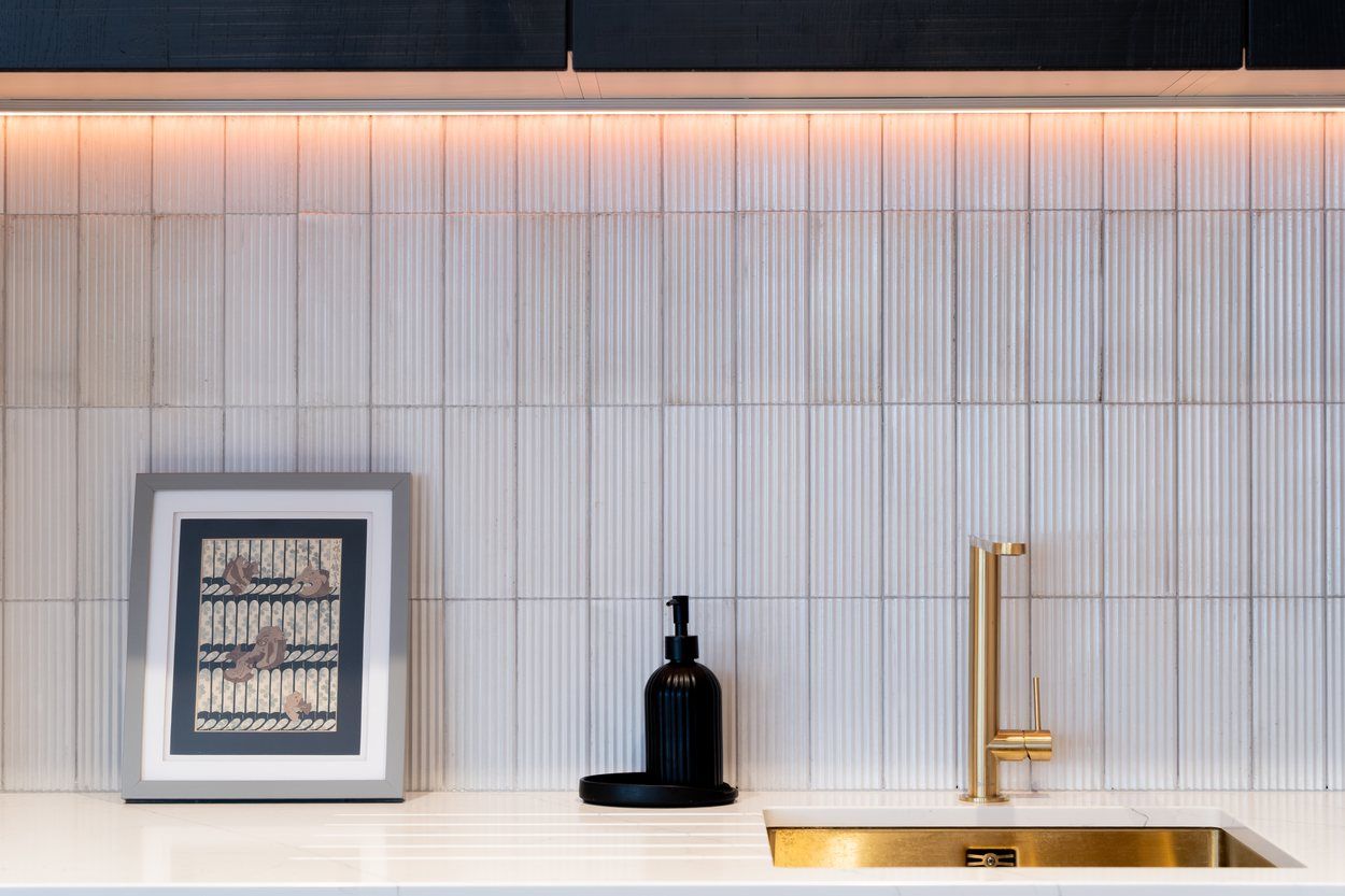 Marble counter and dark oak cabinetry, London kitchen